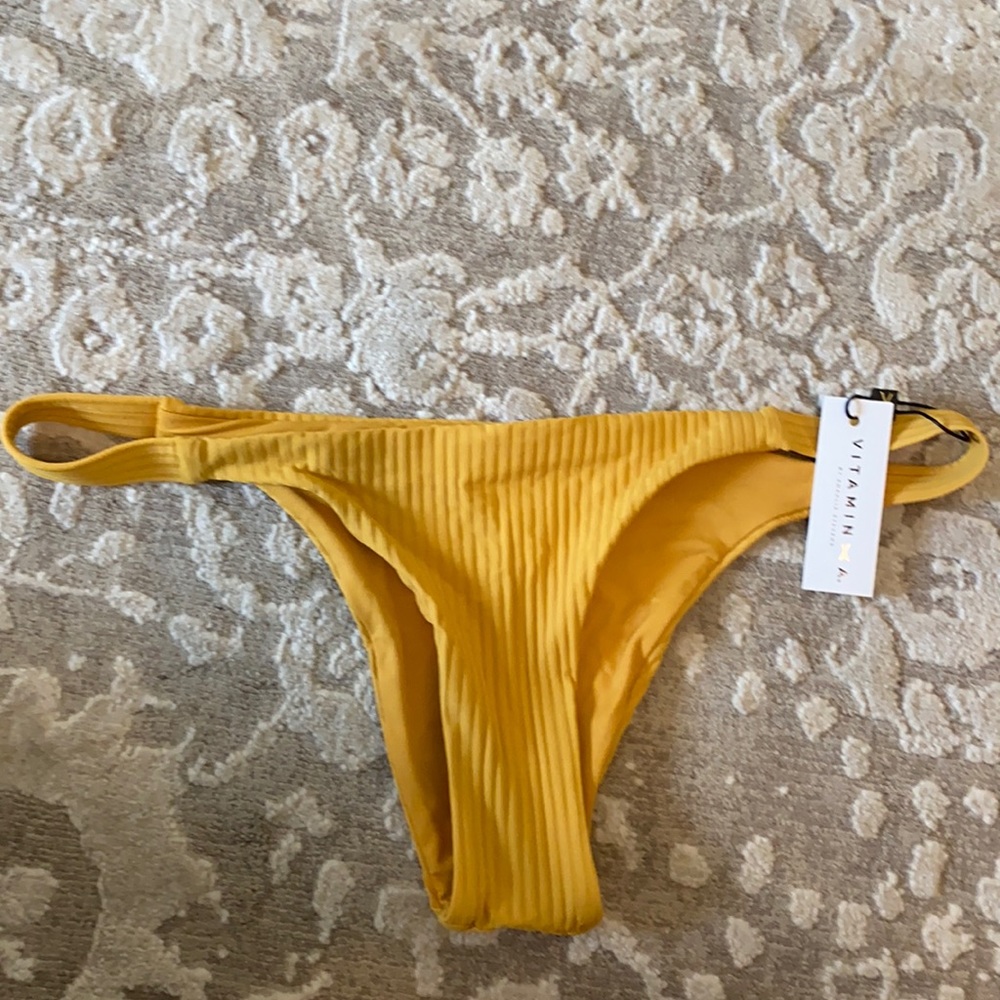 Vitamin A Carmen Bottom Size M